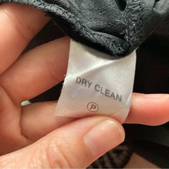 Silk Tommy Bahama Hawaiian shirt with Hawaii Islands embroidered on the back - Picture 6 of 9